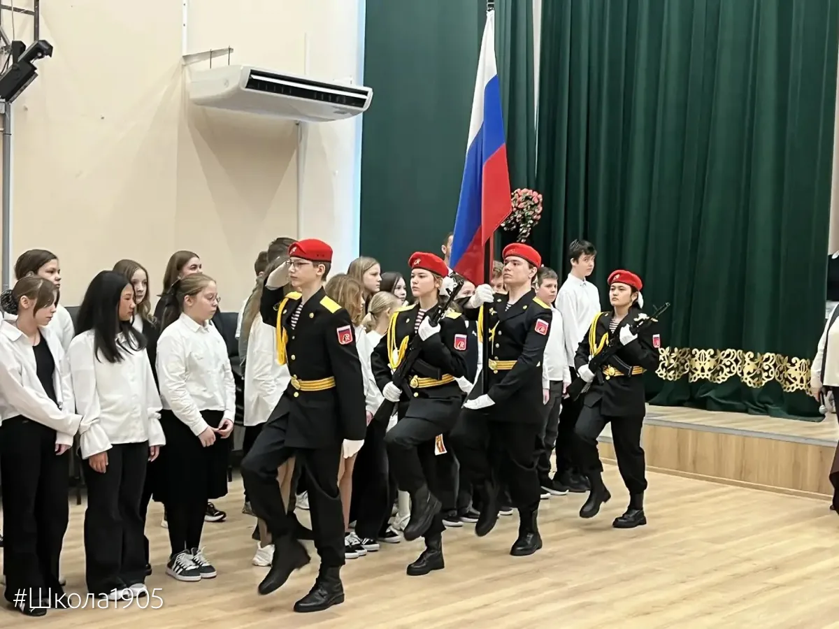 ✨ Третья четверть позади!  В школе прошли торжественные линейки: vk.cc/cVpsET  Мы поздравили отлични