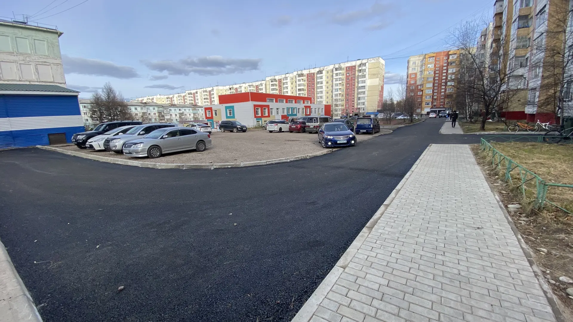 Какой то странный ремонт двора на Др  Народов, 17. Вопрос к Гудошнику: «Так было задума...