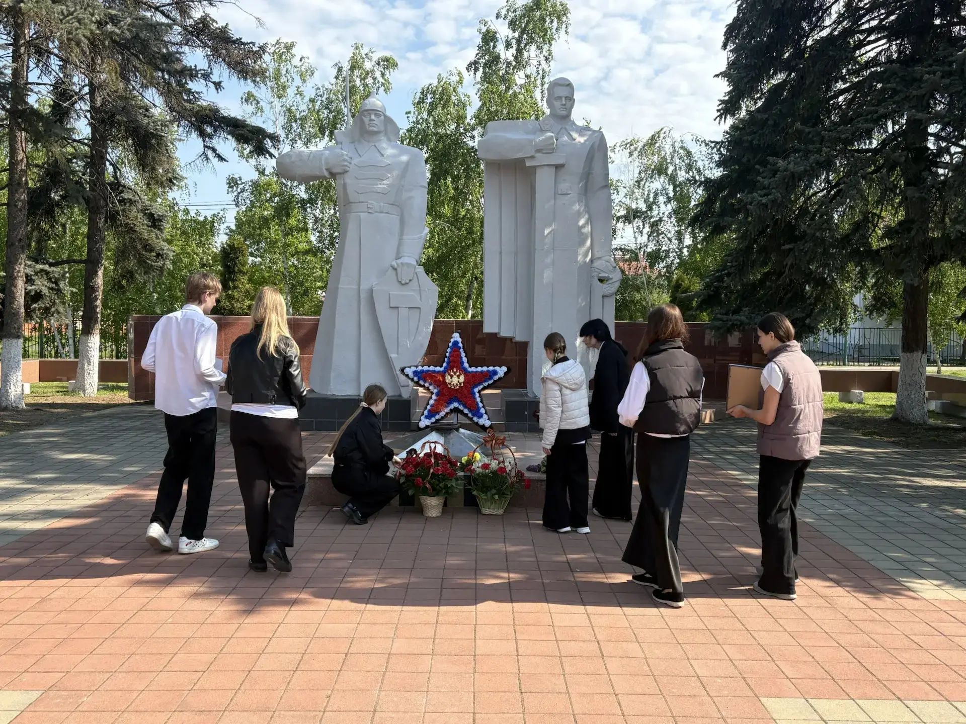 ✏️В День Победы учащиеся школы возложили цветы к памятнику героям войны, отдав дань памяти тем, кто 