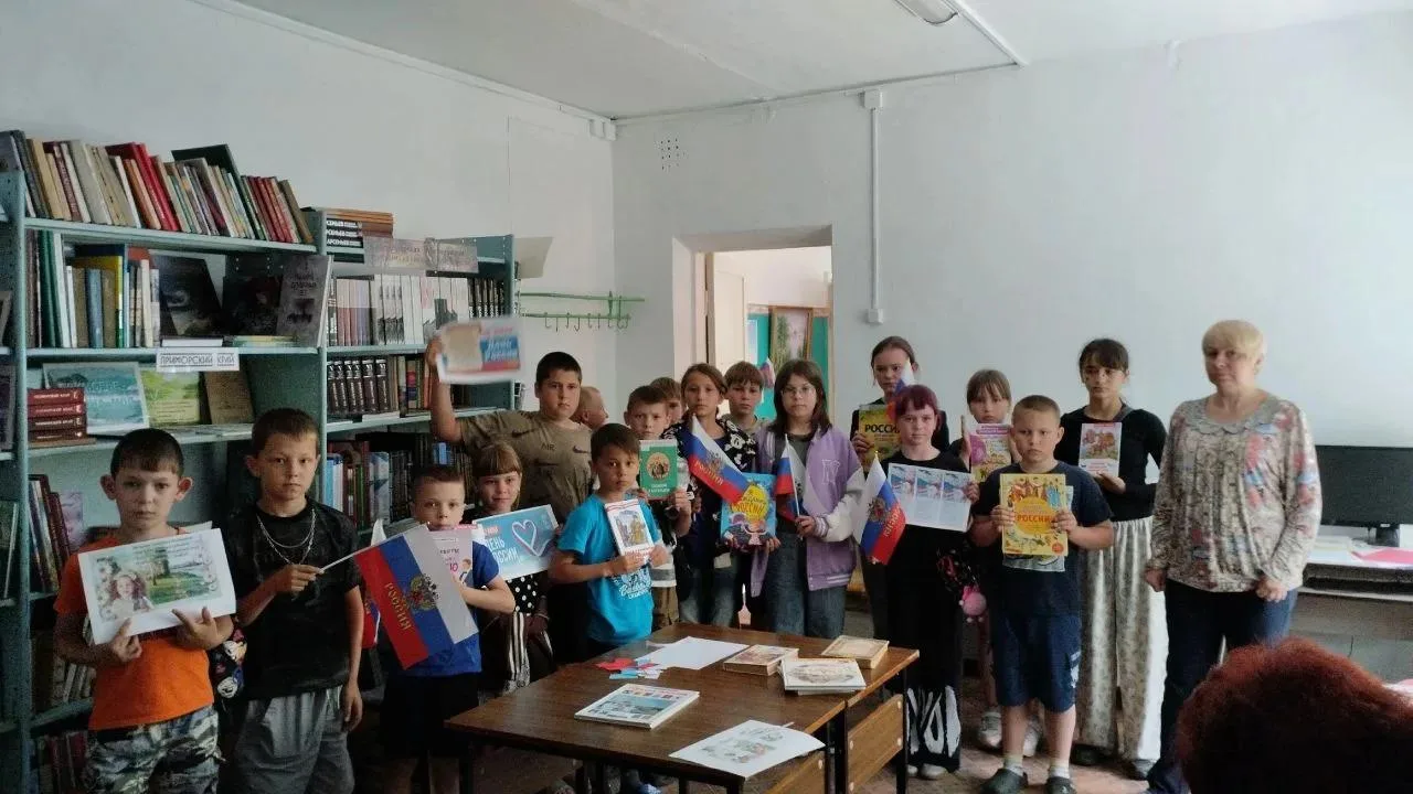 Сегодня в библиотеке села Вишнёвка прошёл литературный час «Прекрасна ты, моя Россия!» ...