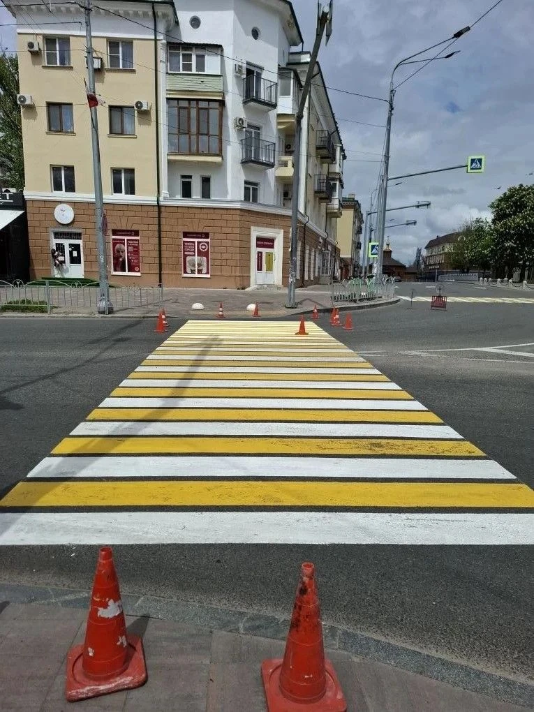 В центре Мариуполя дорожники обновляют пешеходную разметку  Сегодня специалисты МБУ «Мариупольавтодо