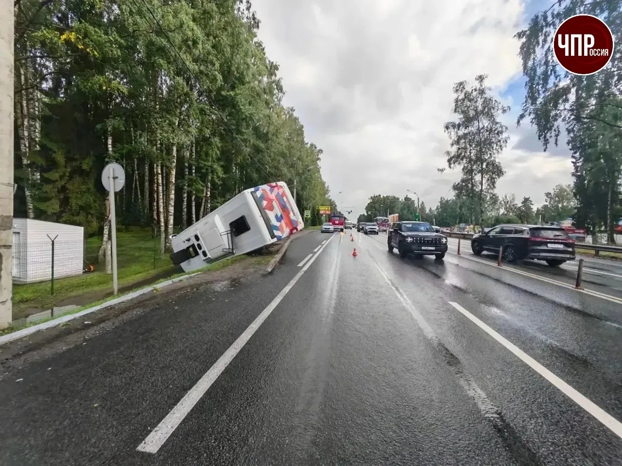 🚌 Пять человек пострадали в результате опрокидывания автобуса под Петербургом