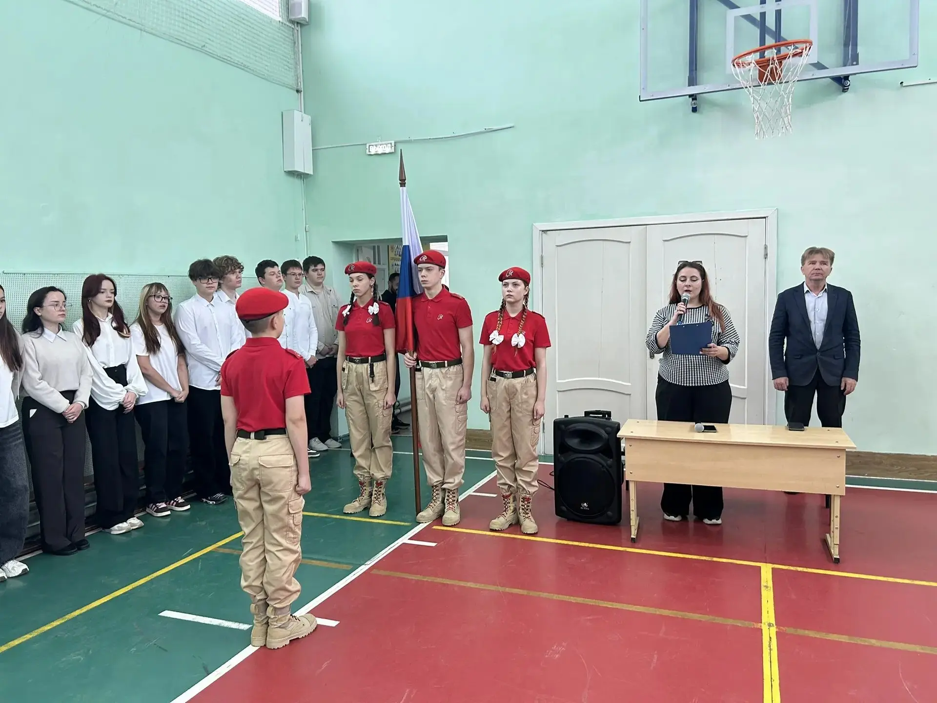 🎖️ В МБОУ СШ с. Таремское прошла торжественная еженедельная линейка с выносом Государс...