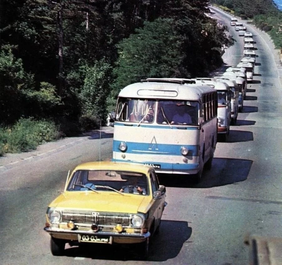 Начало 1970-х годов Крым. ГАЗ-24 возглавляет колонну автобусов. Детишек везут в летний лагерь.

кана