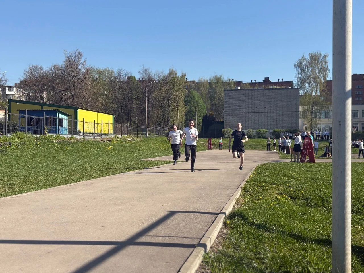 🏃‍♂️ «От Победы к Победе!»: эстафетный забег Сегодня в рамках общешкольного проекта «Девять дней до 