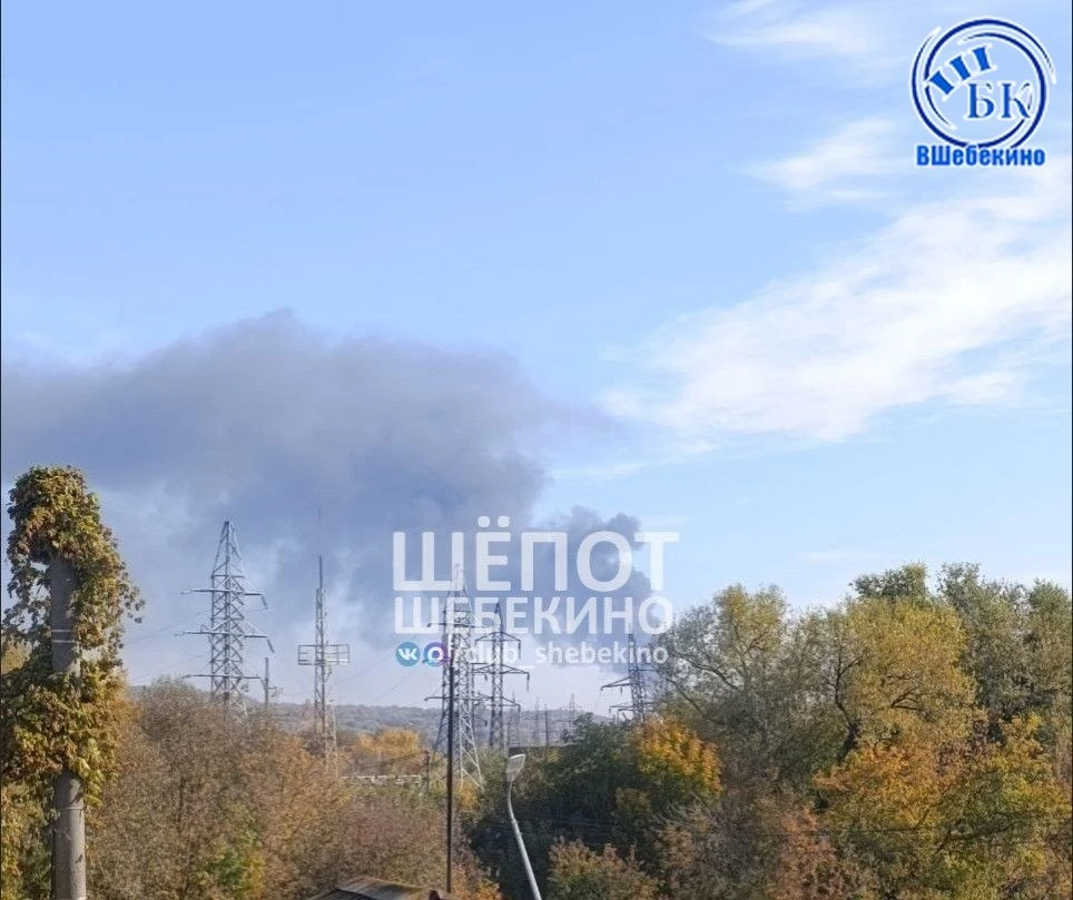 После атаки беспилотников над городом поднимается дым
