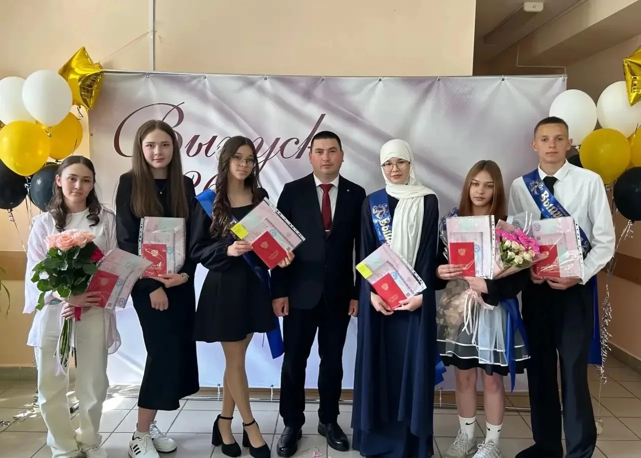 26 июня в школе №2 имени Героя России Сафина А.М. прошло торжественное вручение аттестатов выпускник