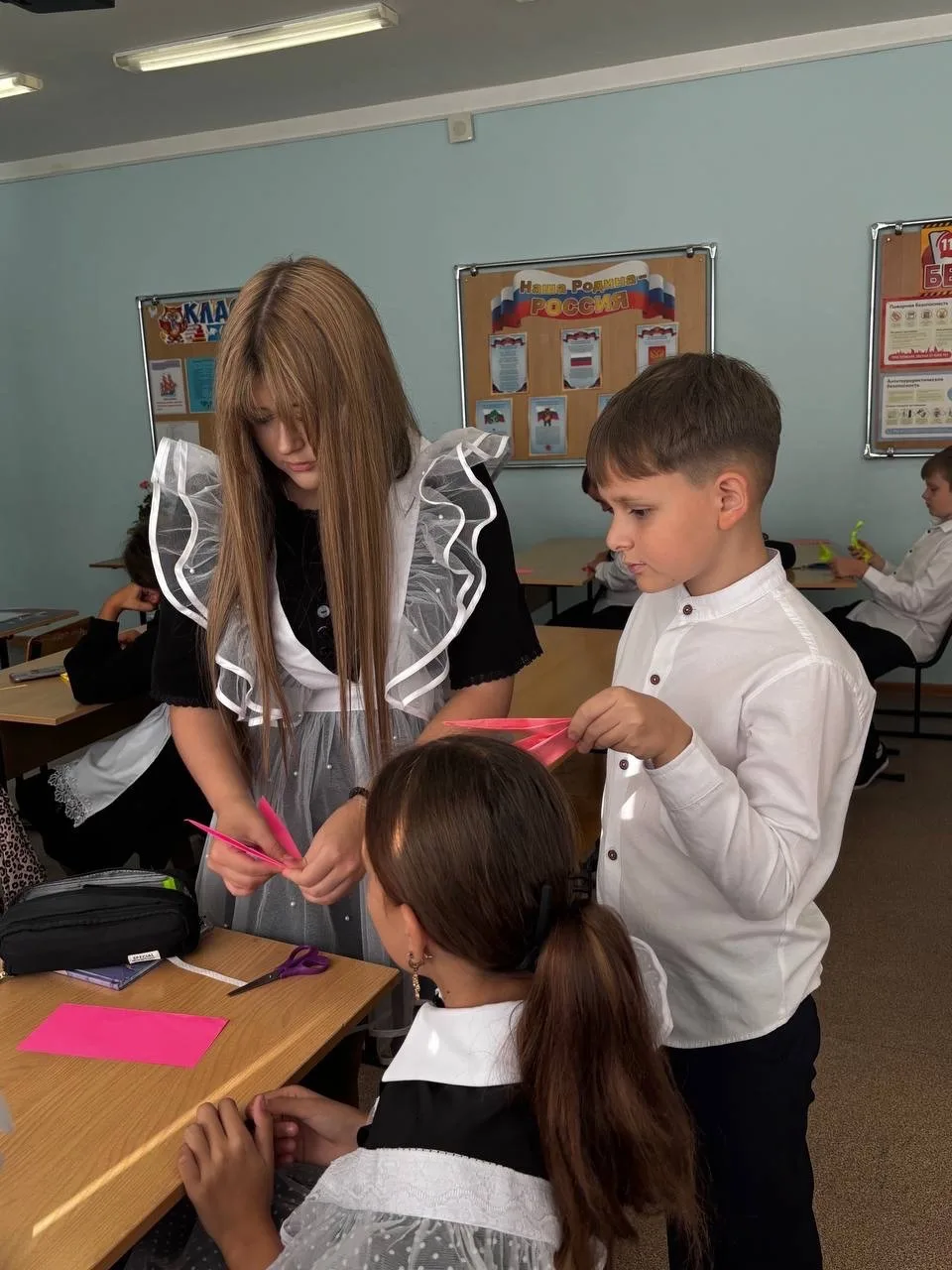 🦤 Символ мудрости и наставничества: Первые дарят учителям пеликанов ручной работы!