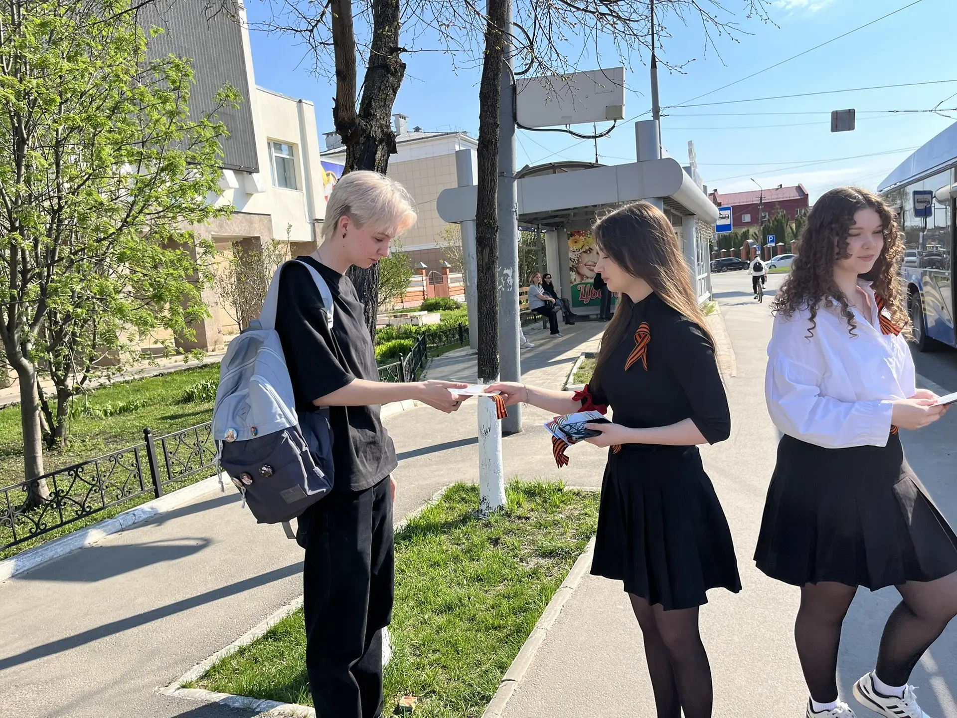 День памяти и уважения: акция «Георгиевская ленточка».  Сегодня учащиеся 10б класса Медведевской гим