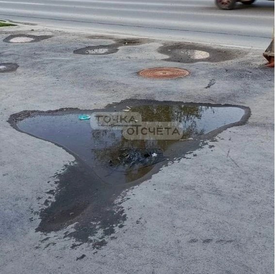 "Асфальт просел, бордюры "пьяные": тротуары на пр. Мира спустя год после ремонта южносахалинцев не р