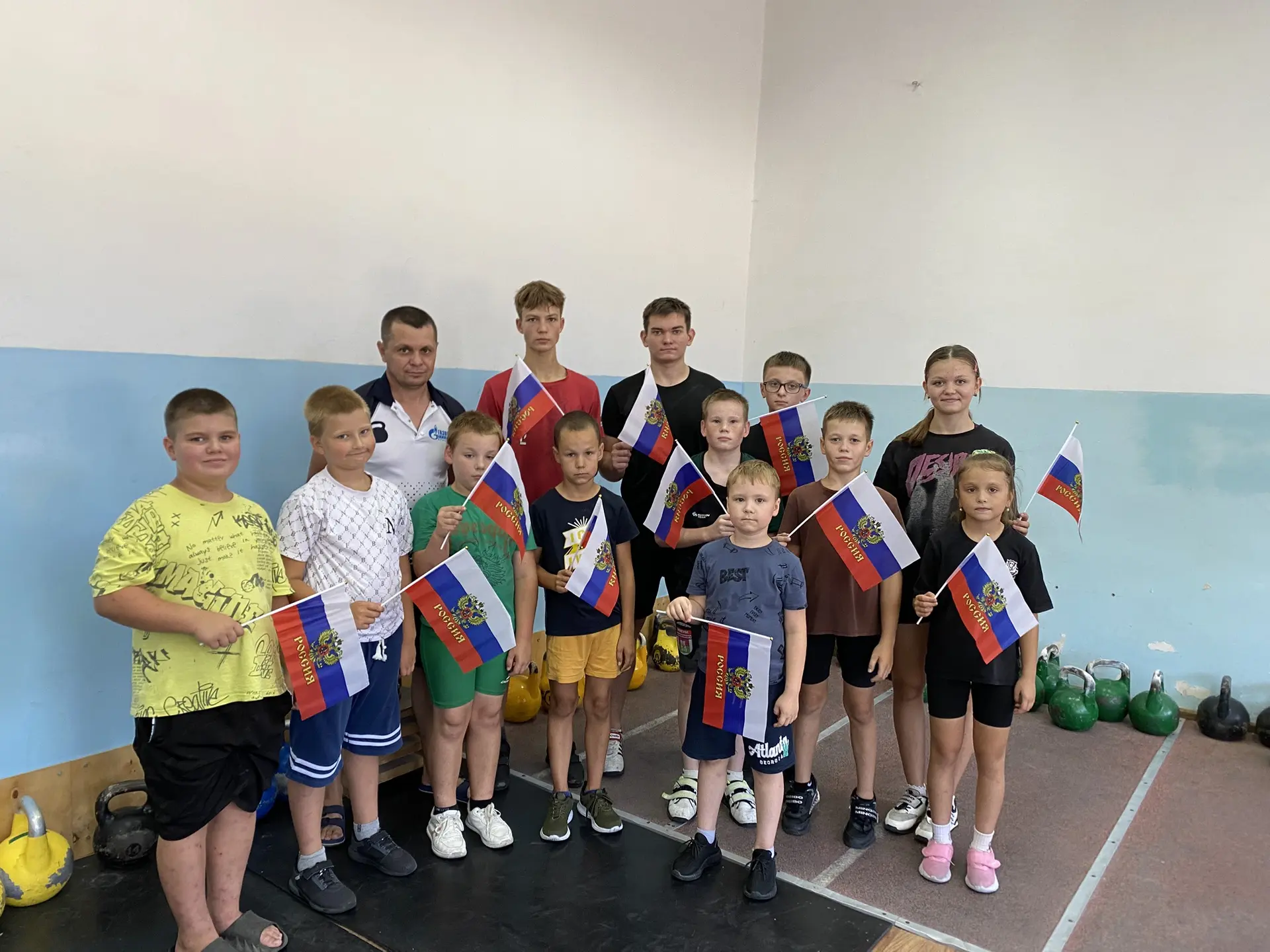 Перед Днем государственного флага России спортсмены секции гиревого спорта узнали о зна...