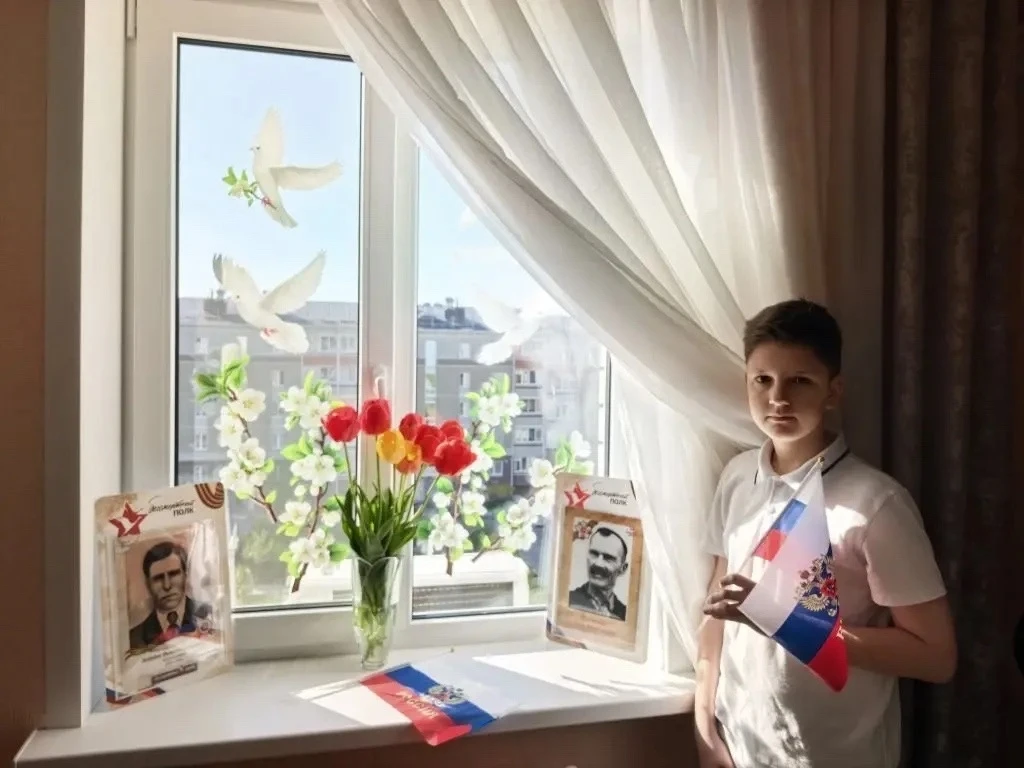 Присоединяемся к Всероссийской акции #ОкнаПобеды! 🇷🇺  В преддверии 9 Мая наша школа украсила окна си