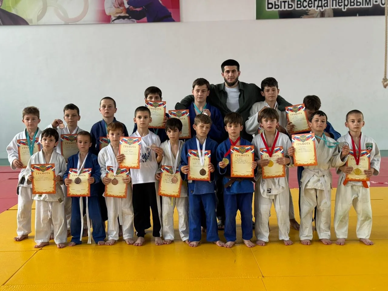 Наши чемпионы!🥋🏆

Гордимся успехами наших учеников на межрайонном турнире по дзюдо! Ребята показал