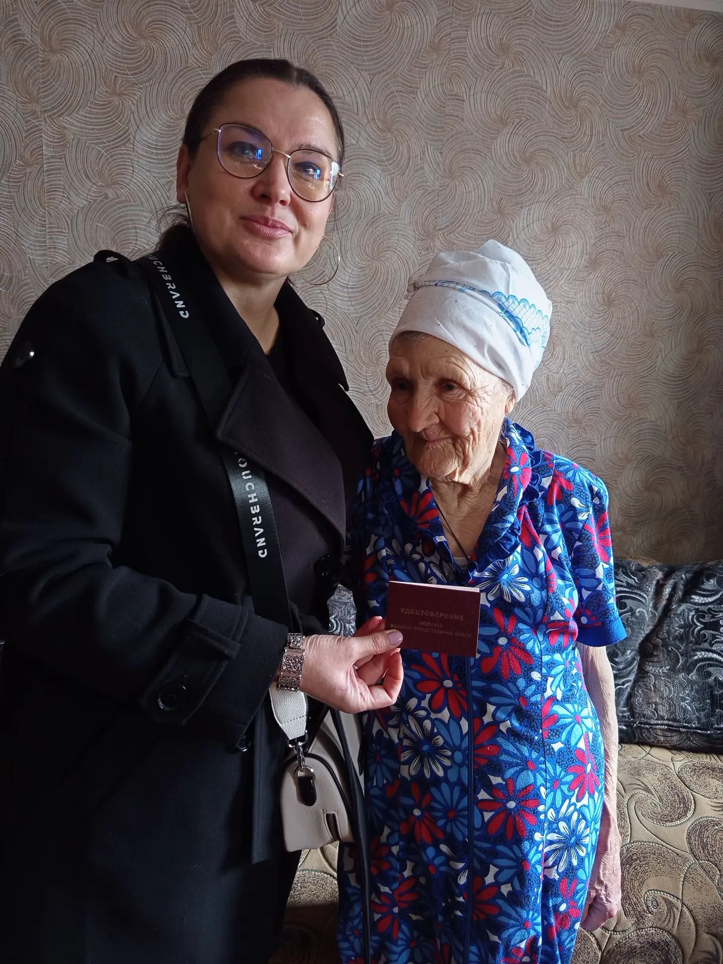 В преддверии праздника Дня Победы: ветеран из Кировска получила заслуженное удостоверение.  ❗️В пред