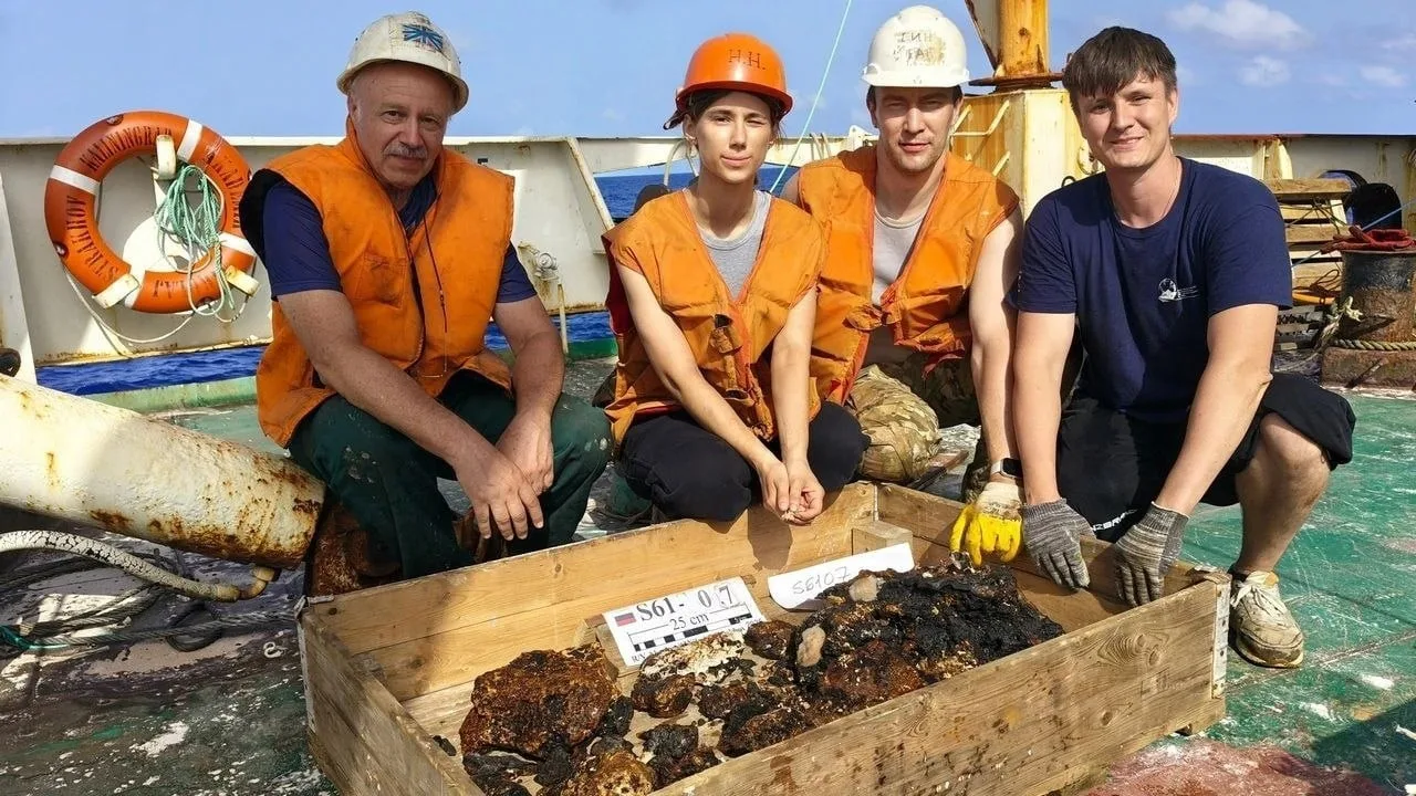 Геолог из Миасса Александр Целуйко отправился в экспедицию к подводным вулканам Атланти...