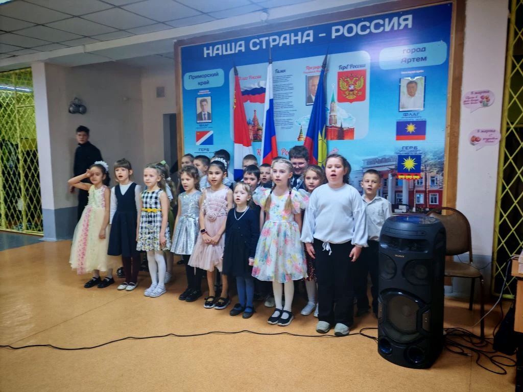 В преддверии Международного женского дня наша школа наполнилась поздравлениями и весенним настроение