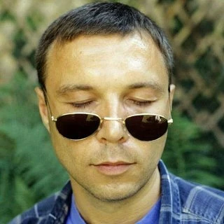 Чтение — это общение, а круг общения формирует нашу личность. Представь дальнобойщика: ...