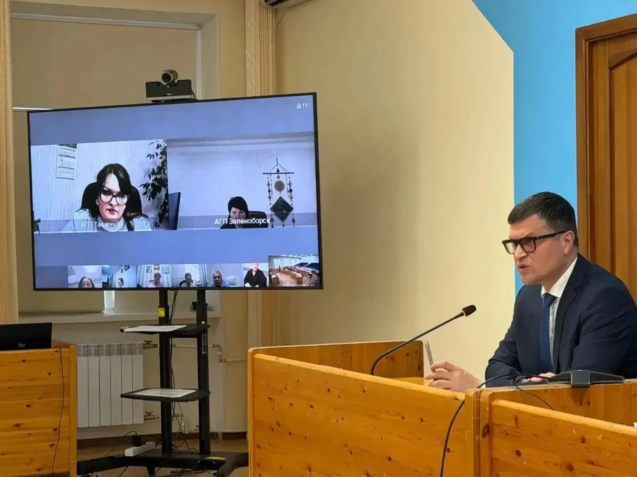 Накануне провёл рабочее совещание по подготовке дорожных и коммунальных служб к зимнему...