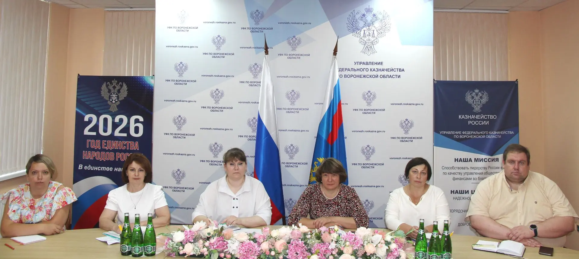 Заместитель руководителя Елена Почикеева и сотрудники контрольно-ревизионных, организационно-аналити