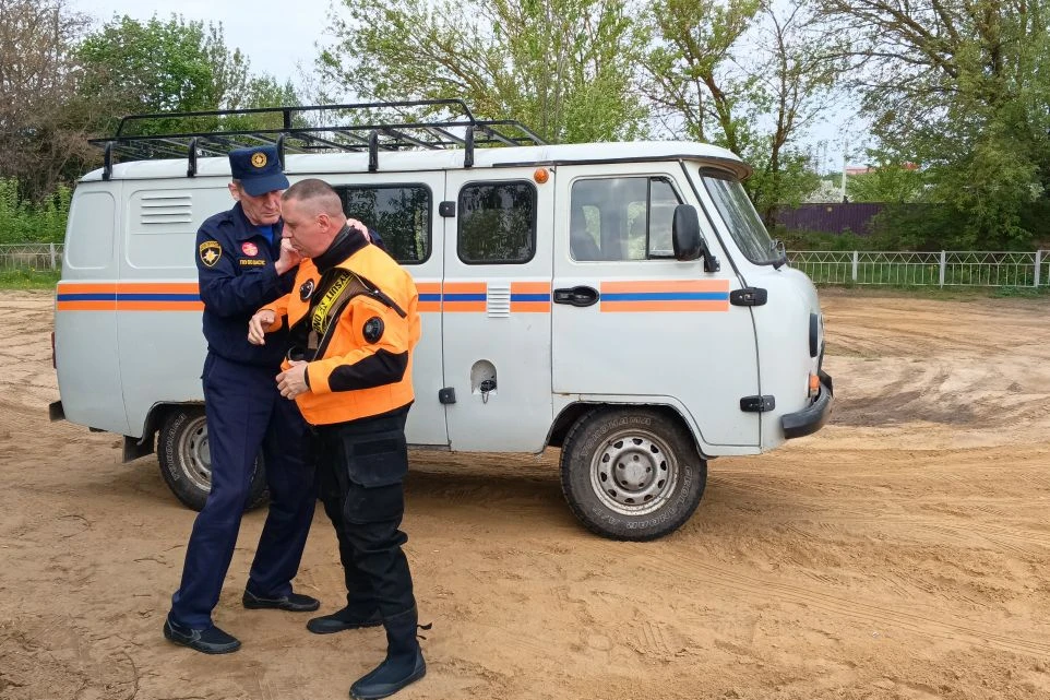 🤿Спасатели проводят водолазное обследование мест отдыха на водоемах Орловской области  Сотрудники по