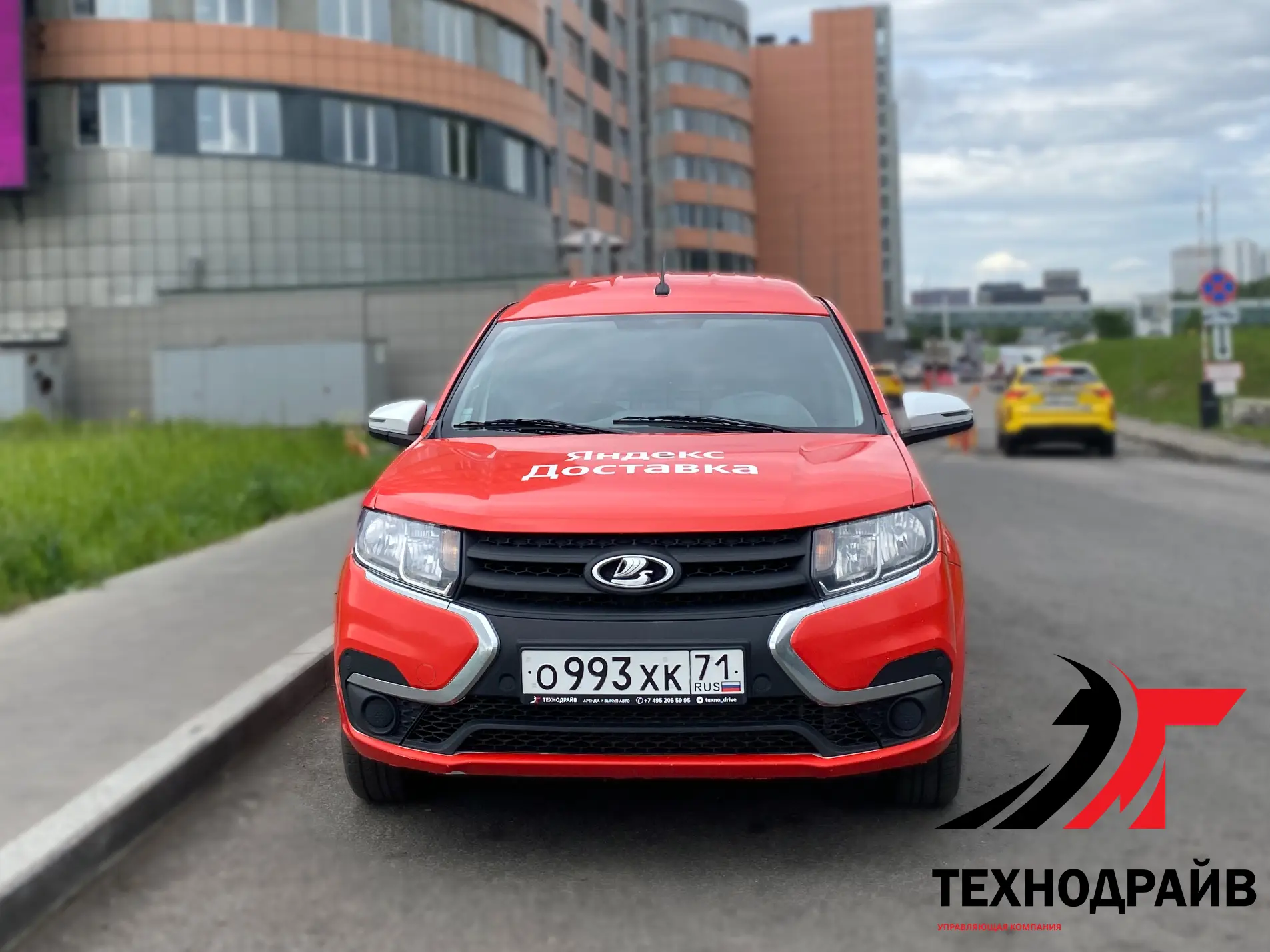 📦 Идеальный инструмент для доставки: LADA Largus 2024 (полная красная оклейка)
