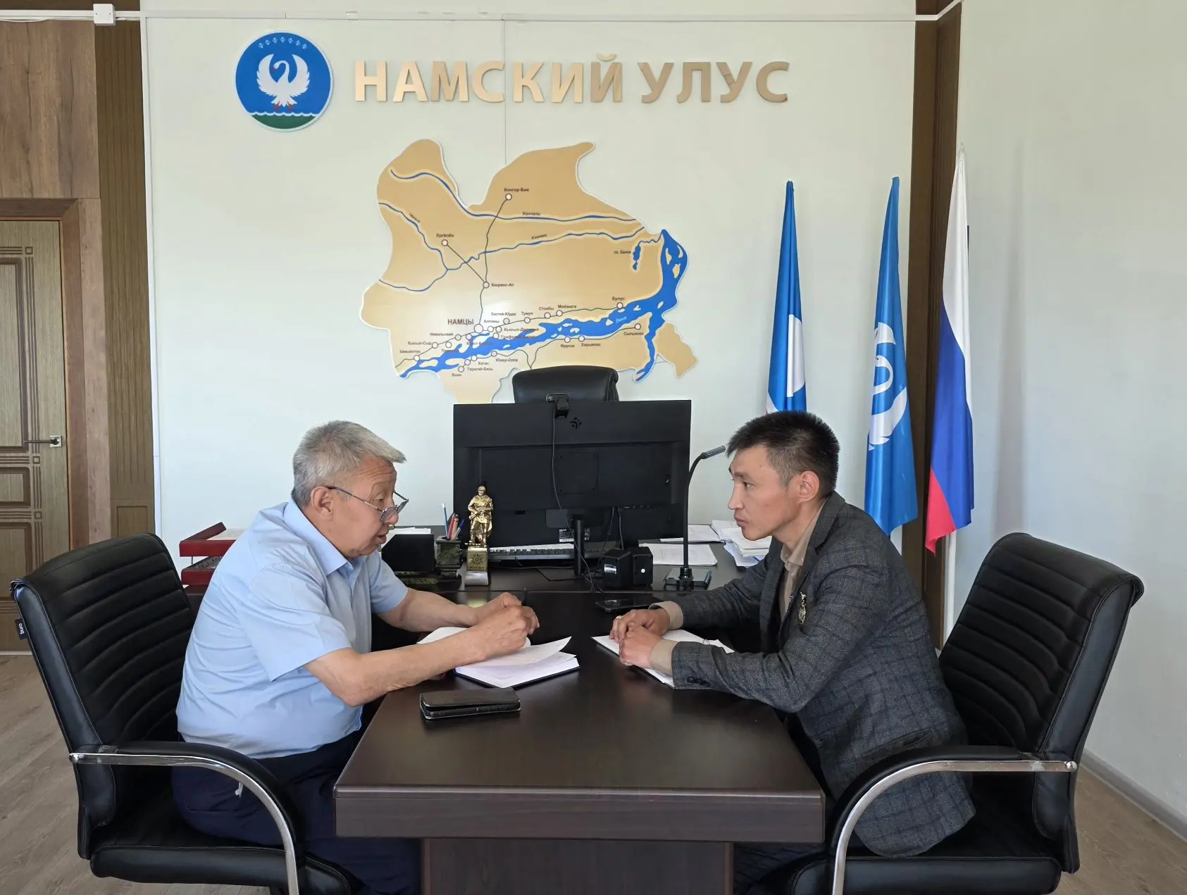 Глава МР "Намский улус" Юрий Слепцов и председатель улусного Совета депутатов Алексей Винокуров пров