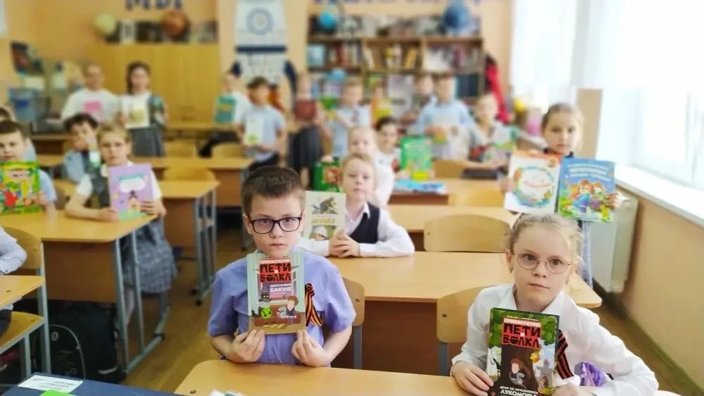 📚 В фокусе внимания — книга и театр!  Сегодня учащиеся 2А класса, юные гагаринцы, под руководством с