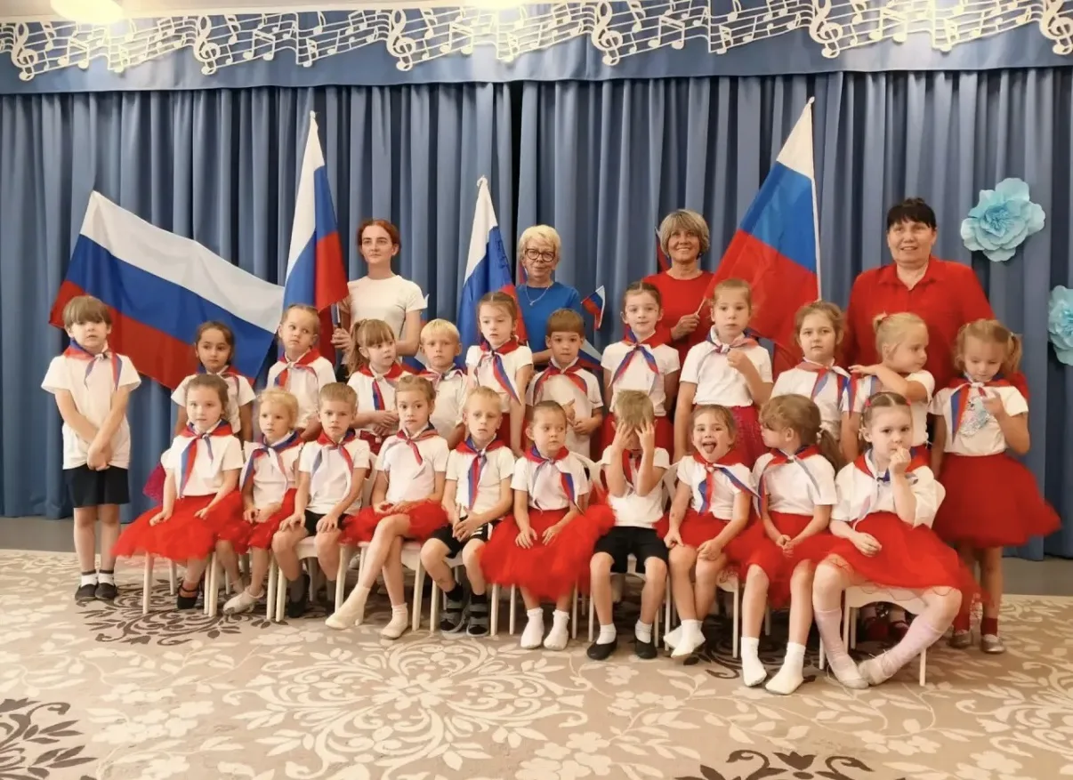 🇷🇺В дошкольном отделении «Полет» прошли мероприятия, приуроченные ко Дню Государствен...