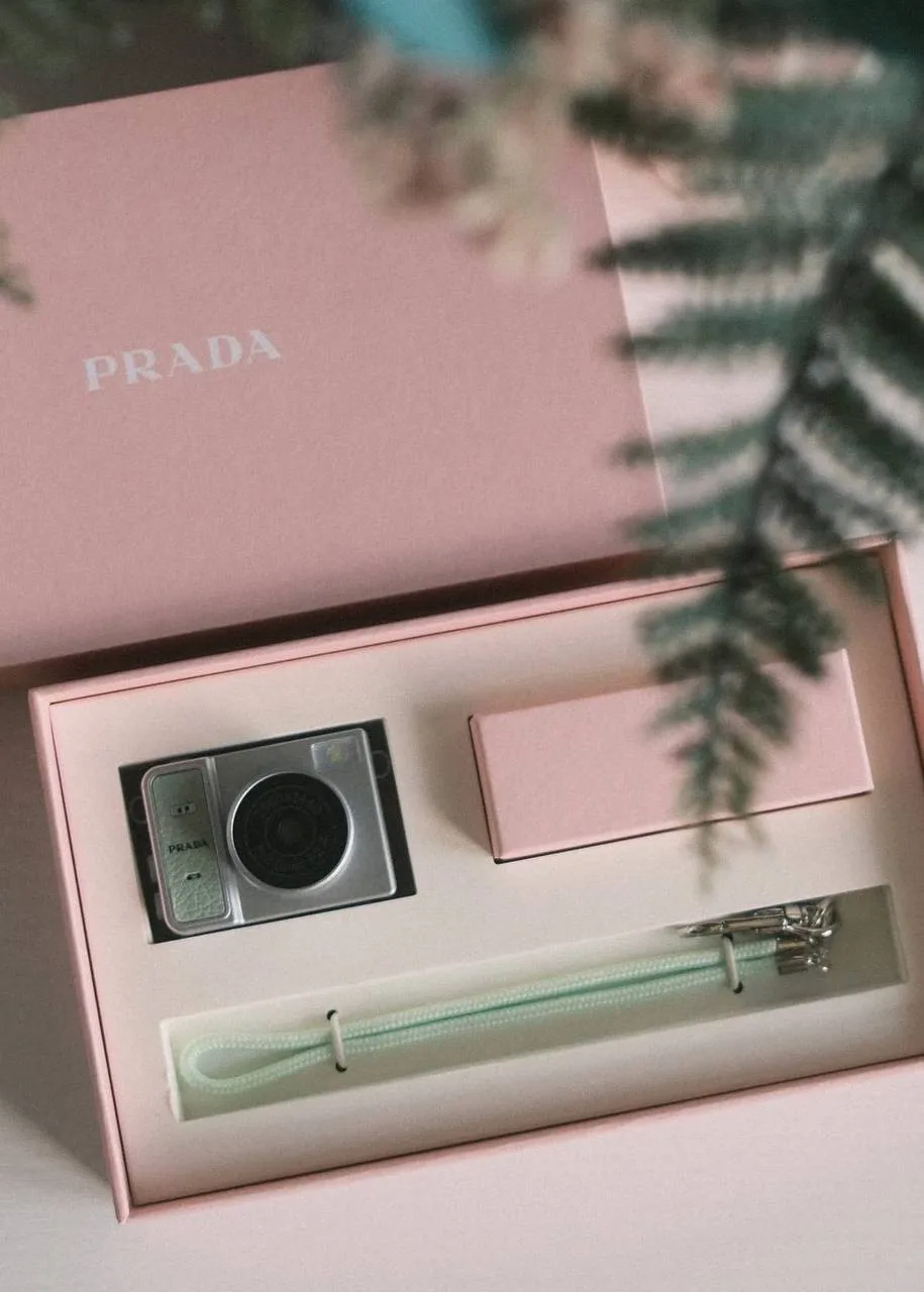 У Prada, похоже, появился новый способ заставить нас заглянуть в бутик. За покупку здес...
