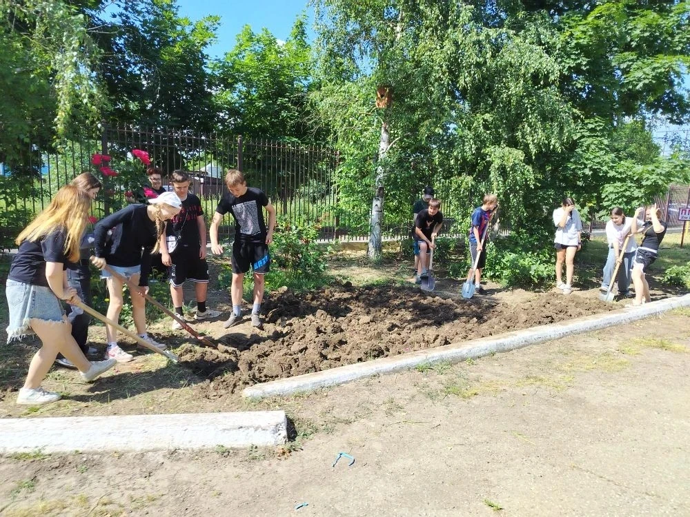 😊Учебный год закончился и в школе традиционно началась летняя трудовая практика.
Наши школьники акт