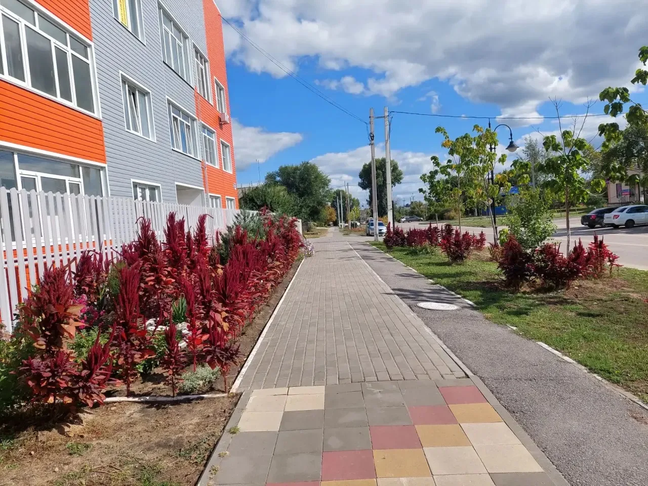 🌿 Собственники здания уделили внимание благоустройству прилегающей территории и украси...