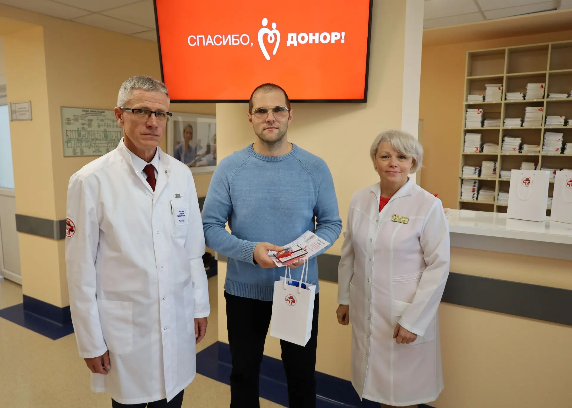 В Советской районной больнице почетным донорам вручили нагрудные знаки и удостоверения.