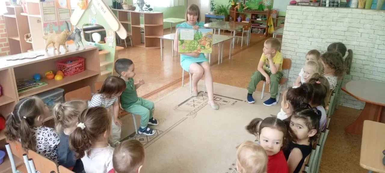 Сегодня на занятии дети увлечённо слушали сказку «Три медведя» от Елены Сергеевны, которая читала им