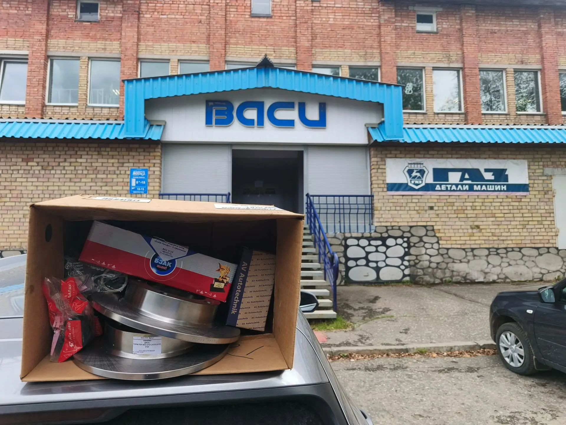 Сегодня, Фонду "Добрая Республика" были переданы запчасти для ШевиНивы, которая проходи...