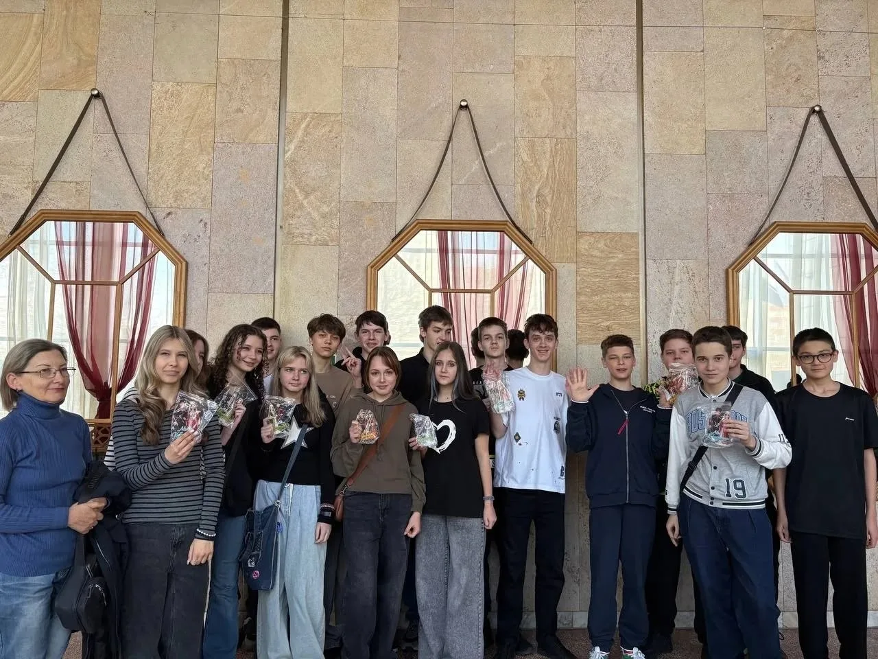 Знатоки из 7а победили в квизе "Мозаика народов России"🇷🇺   Сегодня ученики 7а и классный руководите