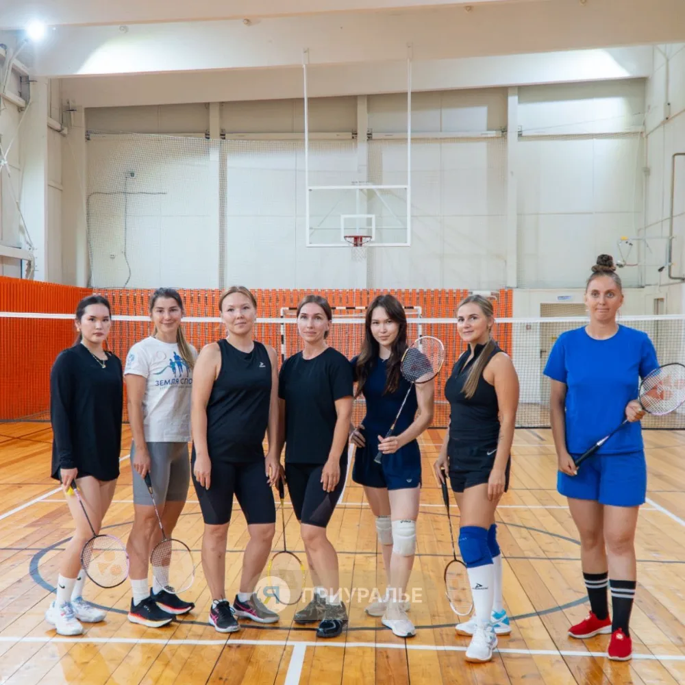 🏸В Аксарке прошёл турнир по бадминтону, посвящённый Дню Государственного флага