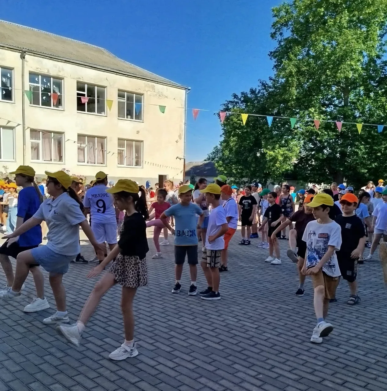 🎋⛺15 июня в ЭБС 
Маленький принц дан старт ежегодной летней  экспедиции
Юный эколог.

 🌿🪻Это увле