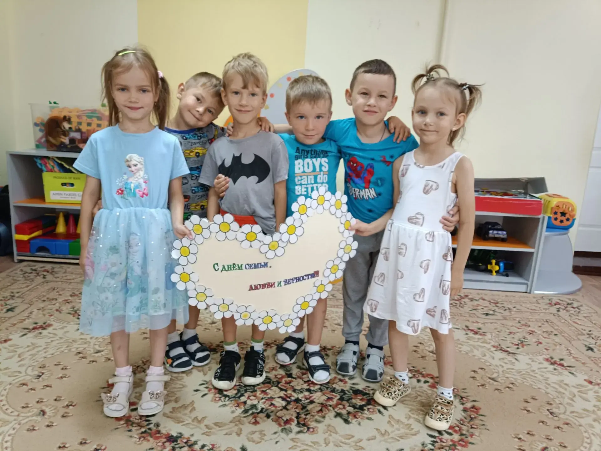 8 июля в России отмечают День семьи, любви и верности — один из самых тёплых летних праздников. 
   