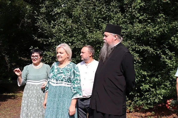 Митрополит Омский и Прииртышский Дионисий посетил дендропарк им. П.С. Комиссарова