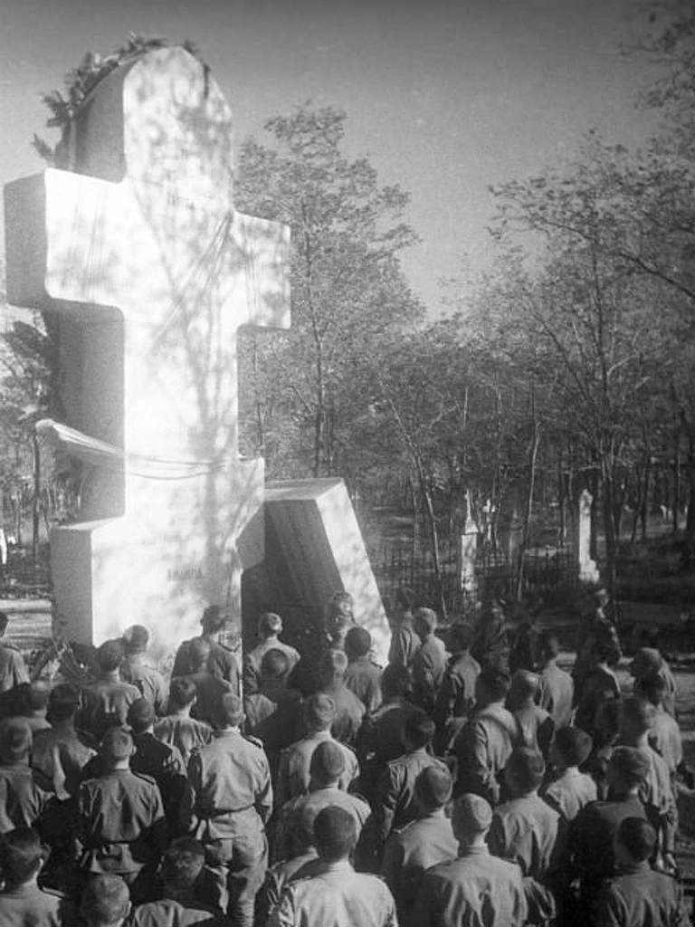 Август 1945 года. Братское кладбище русских воинов, погибших при обороне Порт-Артура в ...