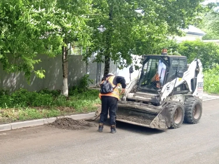 ❕В Заводском районе продолжаются работы по благоустройству улично-дорожной сети

▶️Коммунальной служ