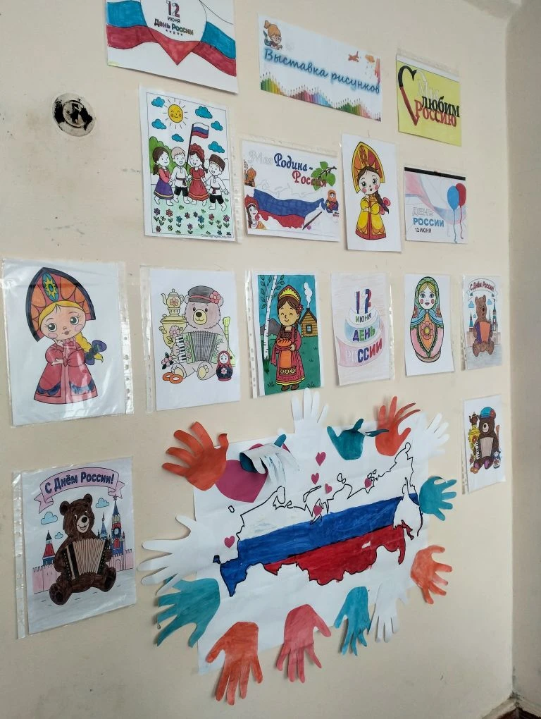 Сегодня в СДК посёлка Ахтарского прошла выставка детского рисунка "Я люблю тебя Россия", приуроченна