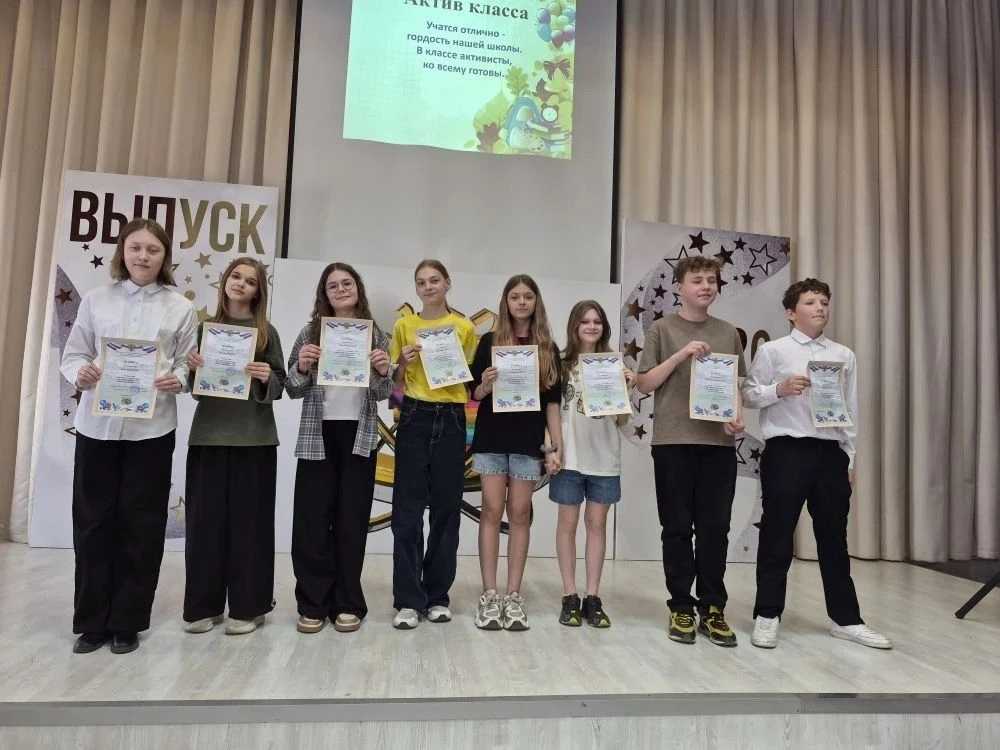 🎉🎉🎉 Торжественные линейки! ✨✨✨ По традиции в школе прошла торжественная линейка, посвящённая окончан