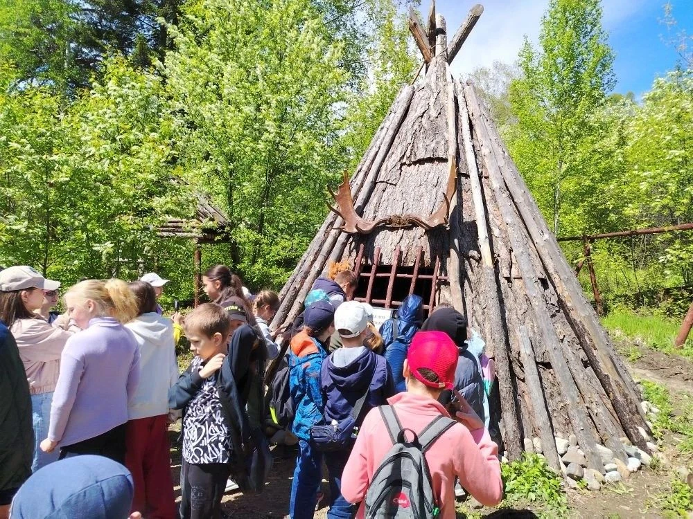 Сегодня обучающиеся нашей школы (2Б, 2Г, 3Б, 3Д и 3Е классов) ездили на экскурсию в "Ботанический са