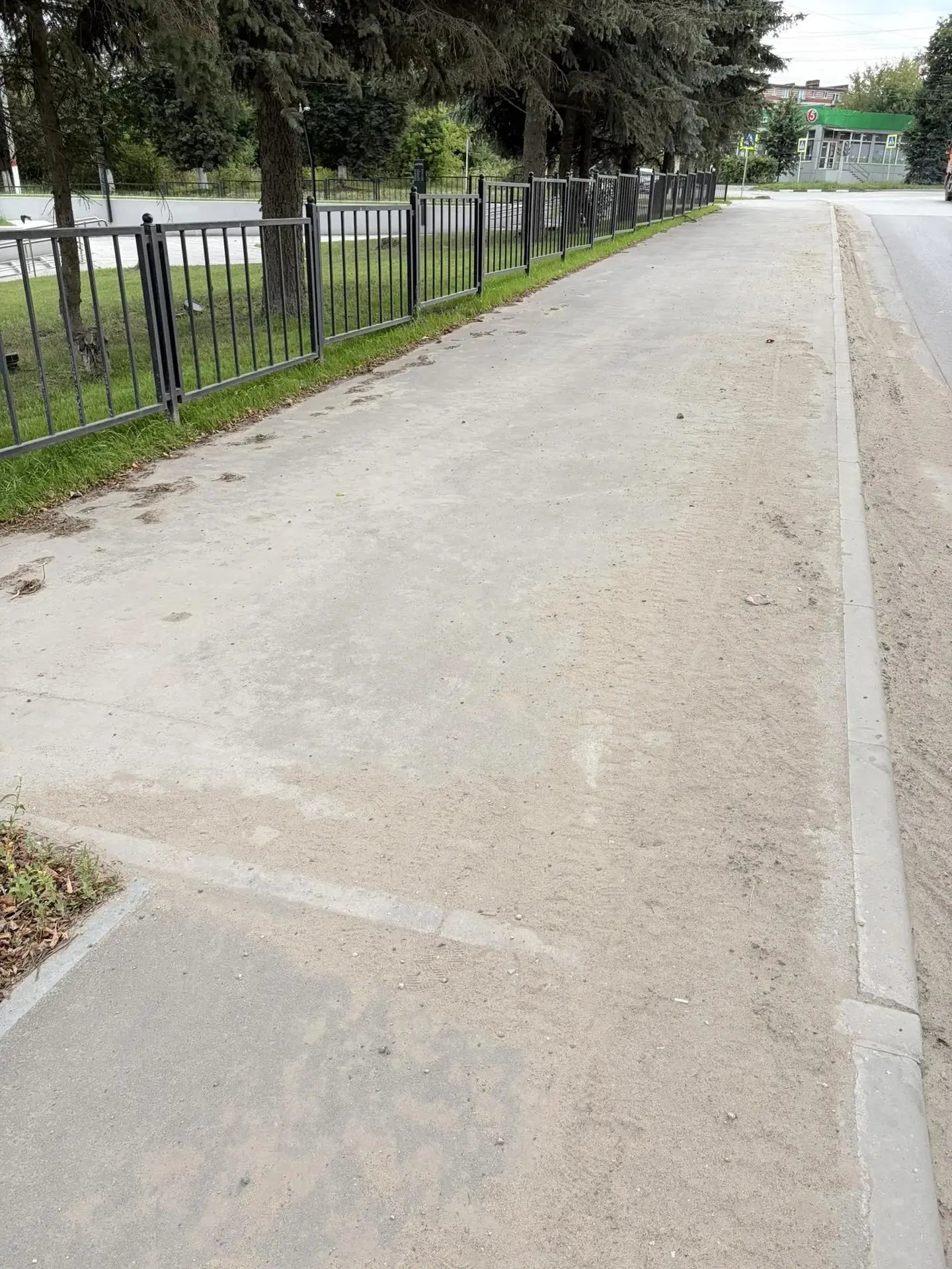 Мемориал Победы на Высоком, вид со стороны ул. Матросова. Вот скажите, это такой широки...