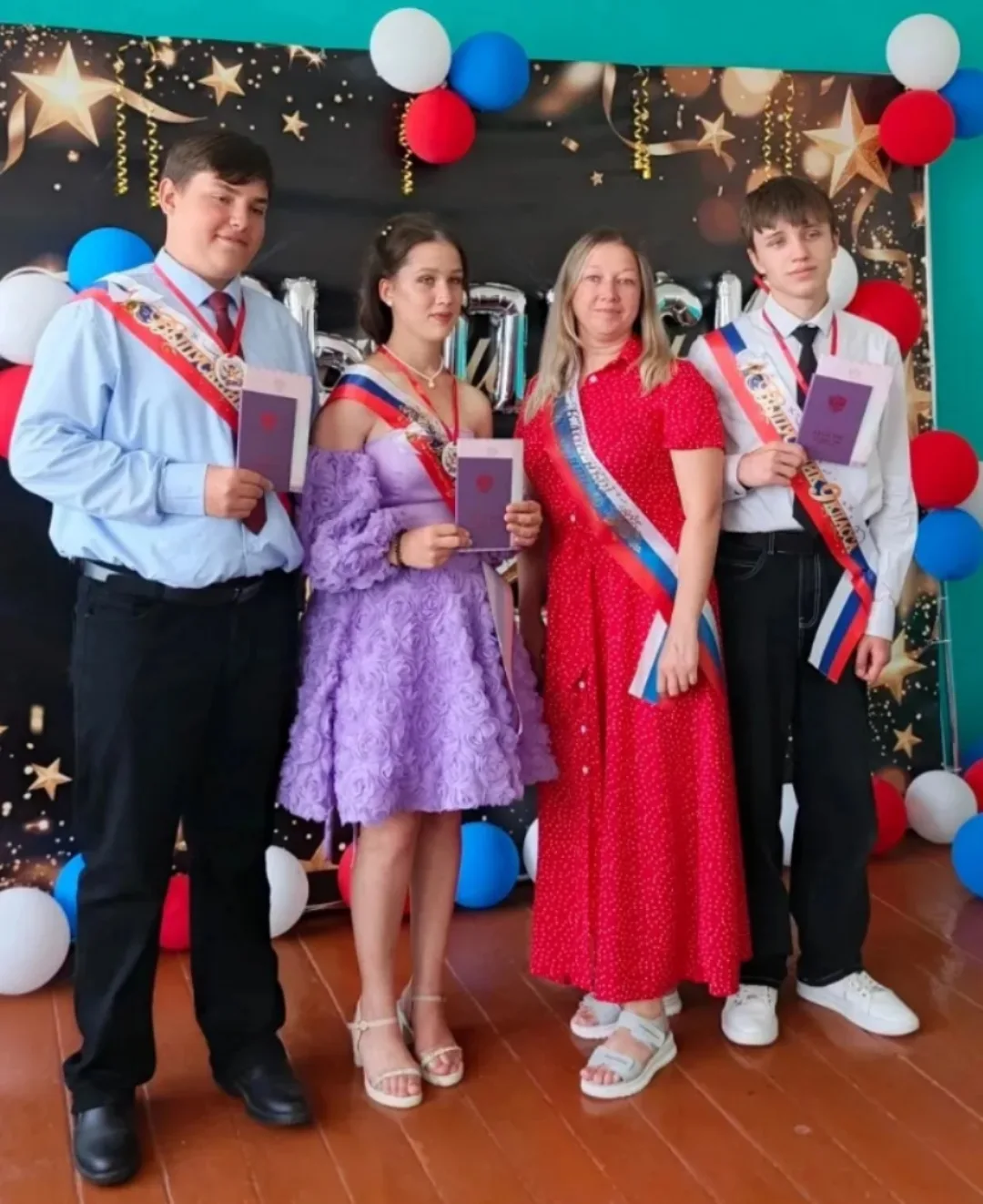 До свидания, школа! 🎓

Торжественная церемония вручения аттестатов выпускникам 9и класса Григорьевс