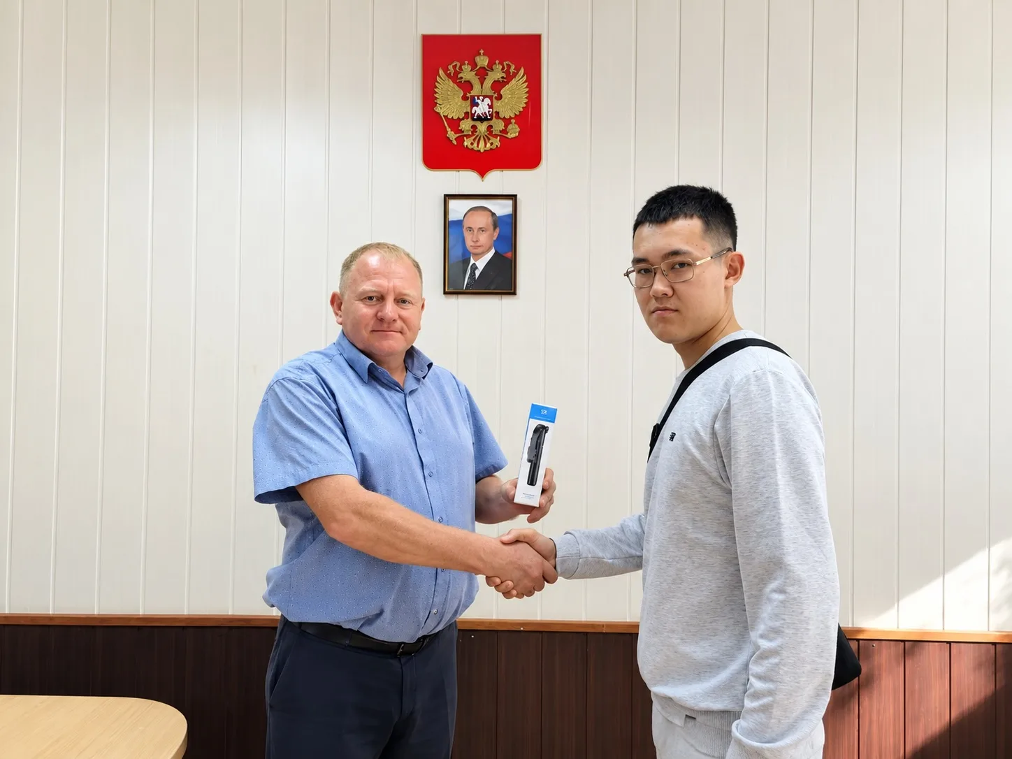 📣 Сегодня произошло вручение штатива для телефона 3 в 1 🤳 победителю розыгрыша в МАХ ...