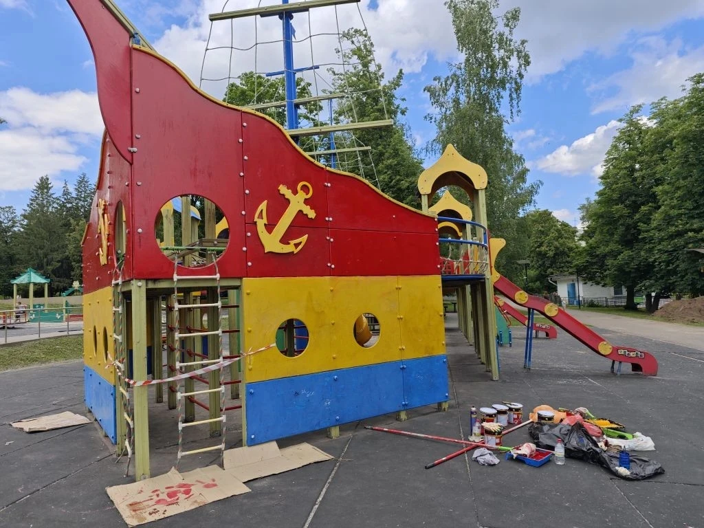 В городских парках продолжается плановый ремонт малых архитектурных форм.

Сегодня подрядная организ