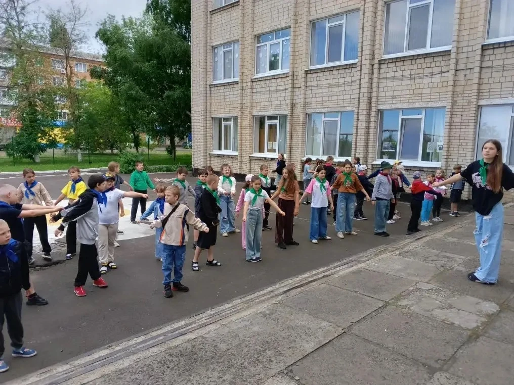 Пятый день в пришкольном летнем лагере «Планета здоровья» традиционно начался с зарядки...