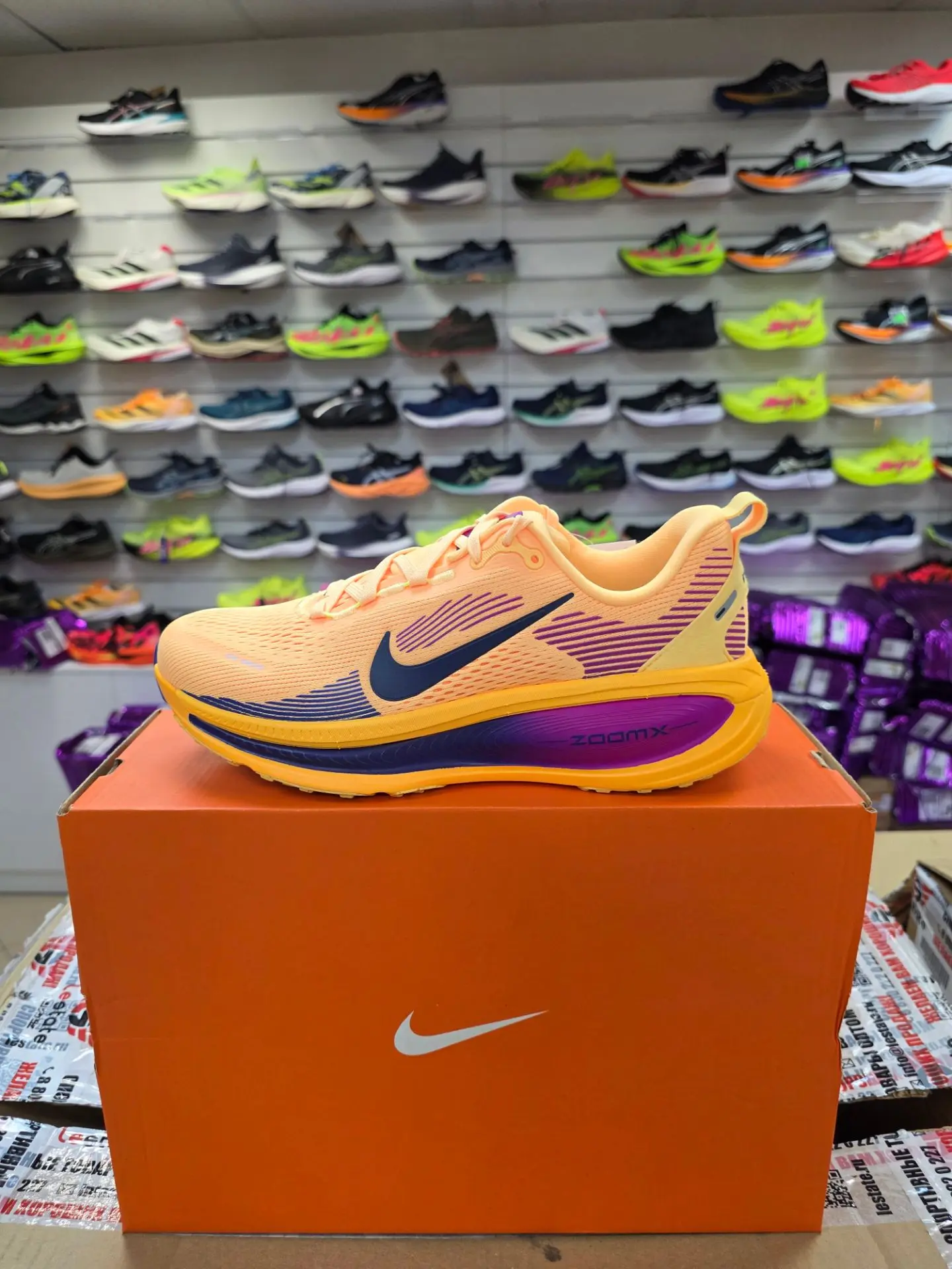 В НАЛИЧИИ 

1) Nike Vomero 18 (25,5 см)
2) Asics Trabuco Max 5 (27,5 см)
3) Saucony Endorphin Speed 